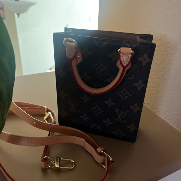 comes with strap! - Picture 2 of 3